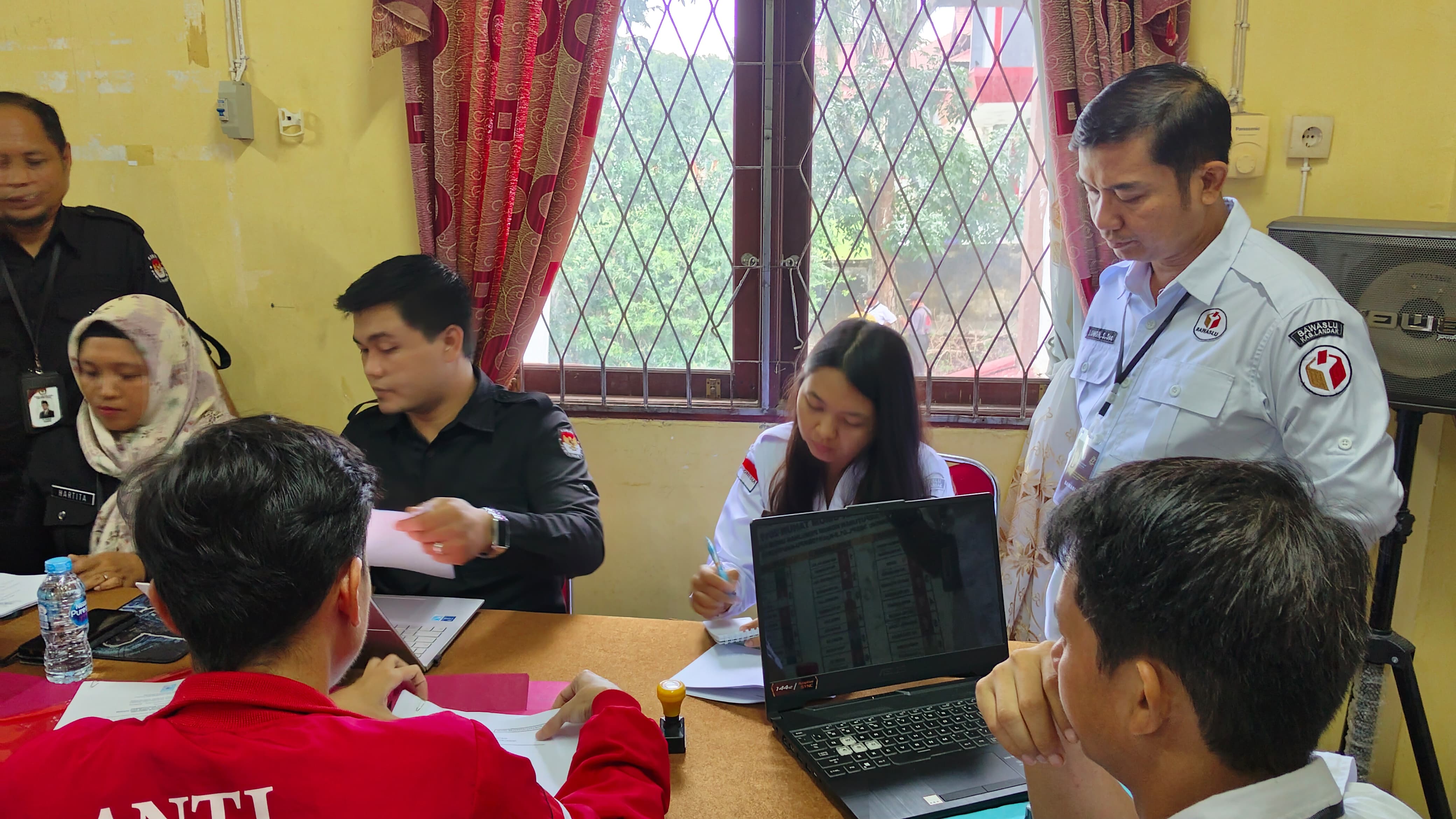 Baju putih, Lomon sedang melakukan pengawasan melekat keabsahan dokumen administrasi persyaratan Bakal Pasangan Calon
