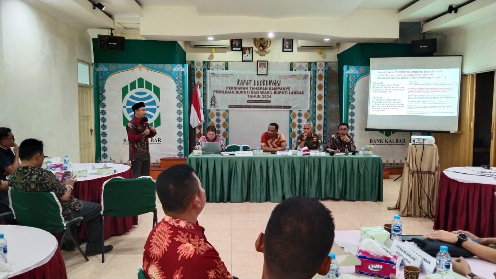 Barto Agato Dirgo Memberikan Paparan Materi Kegiatan Sosialisasi Tahapan Kampanye 2024