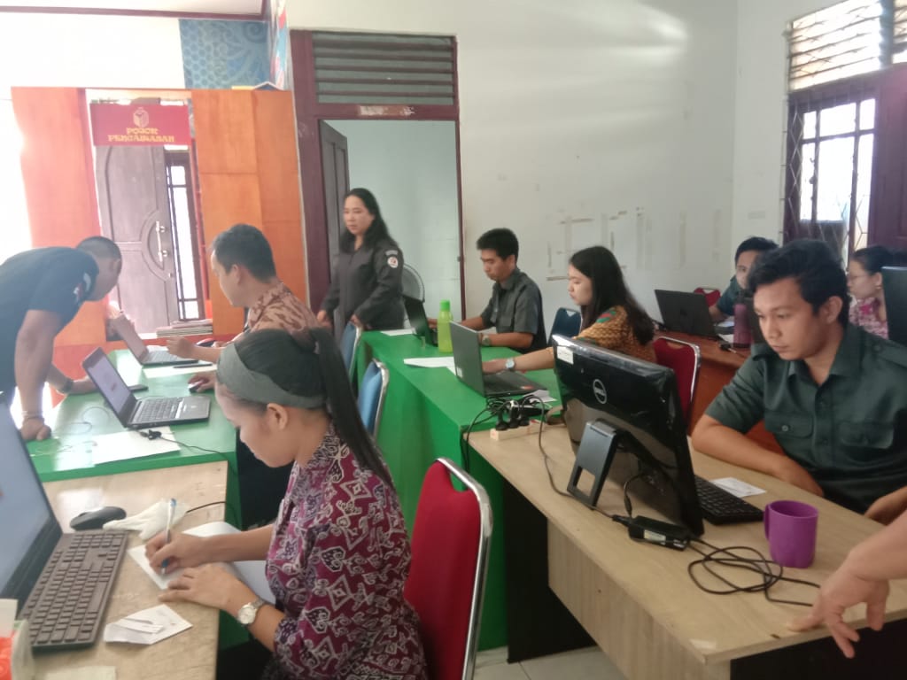 Pelaksanaan Tes Online Socrative dalam rangka Evaluasi PPNPNS Bawaslu Kabupaten Landak