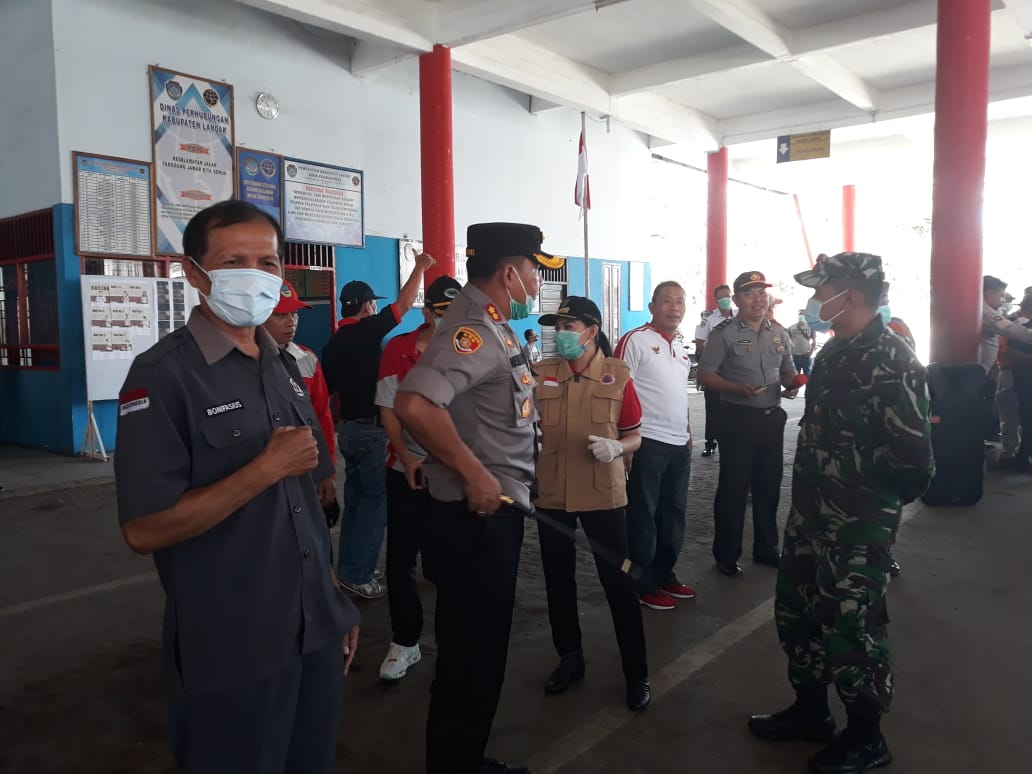 Menghadiri Penyemprotan Desinfektan