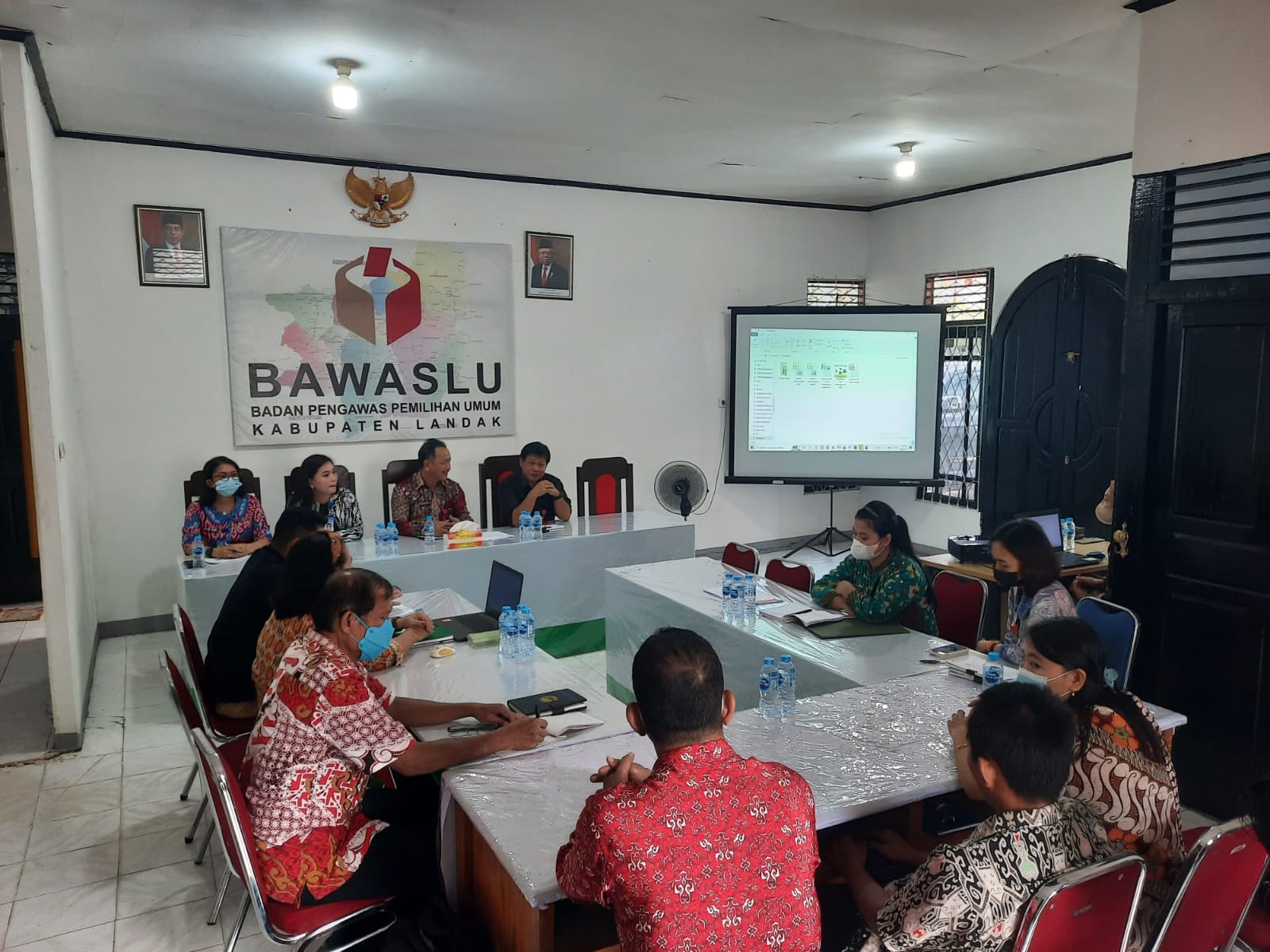 Menerima Tim dari Dinas Kearsipan dan Perpustakaan Kabupaten Landak