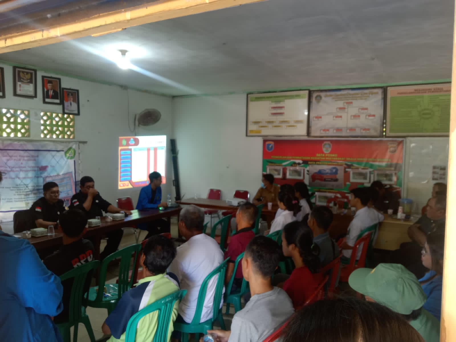 Bawaslu Landak Gandeng Mahasiswa IKIP PGRI PONTIANAK Sosialisasi Pengawasan Partisipatif di Desa Ngarak Mandor