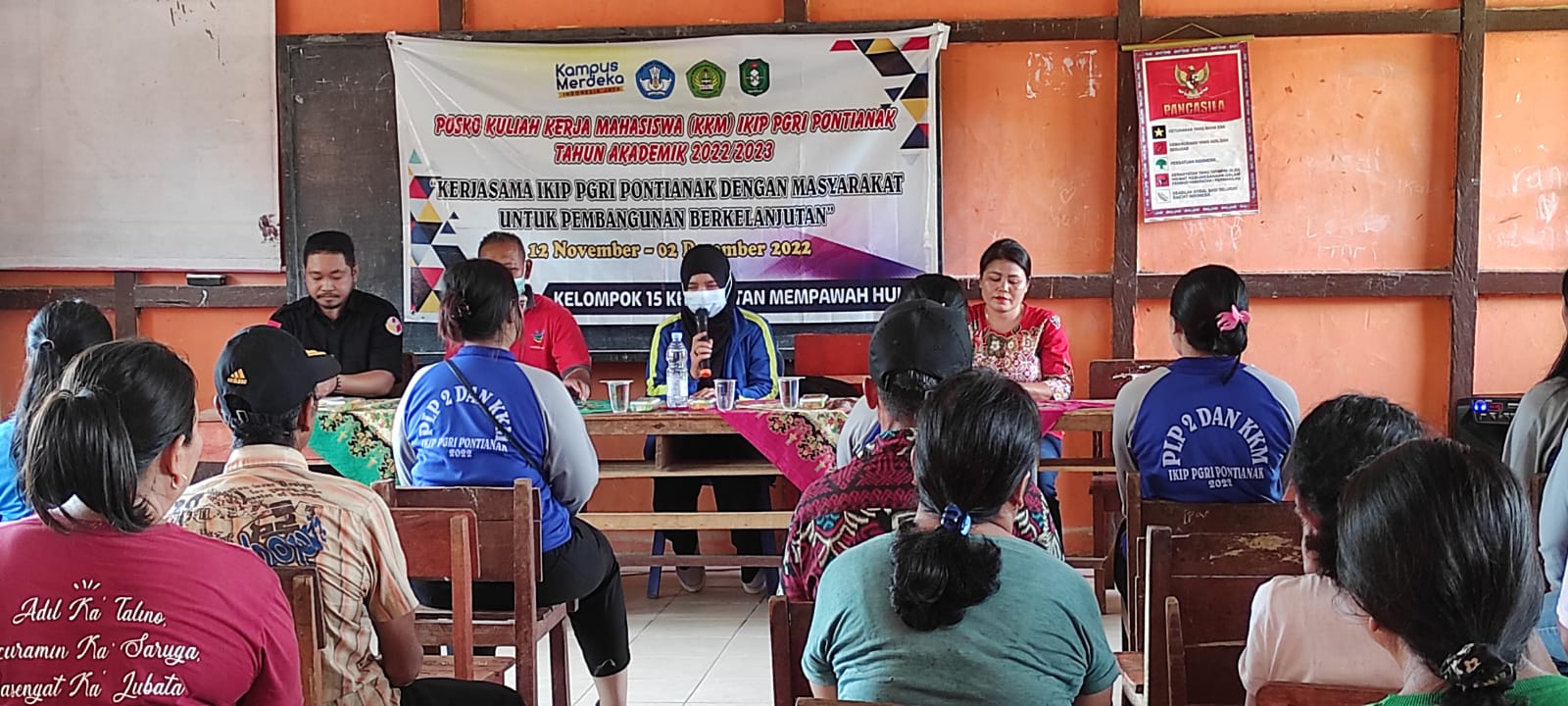 Bawaslu Landak Gelar Sosialisasi Pengawasan Partisipatif bersama Mahasiswa IKIP PGRI PONTIANAK di Desa Sailo