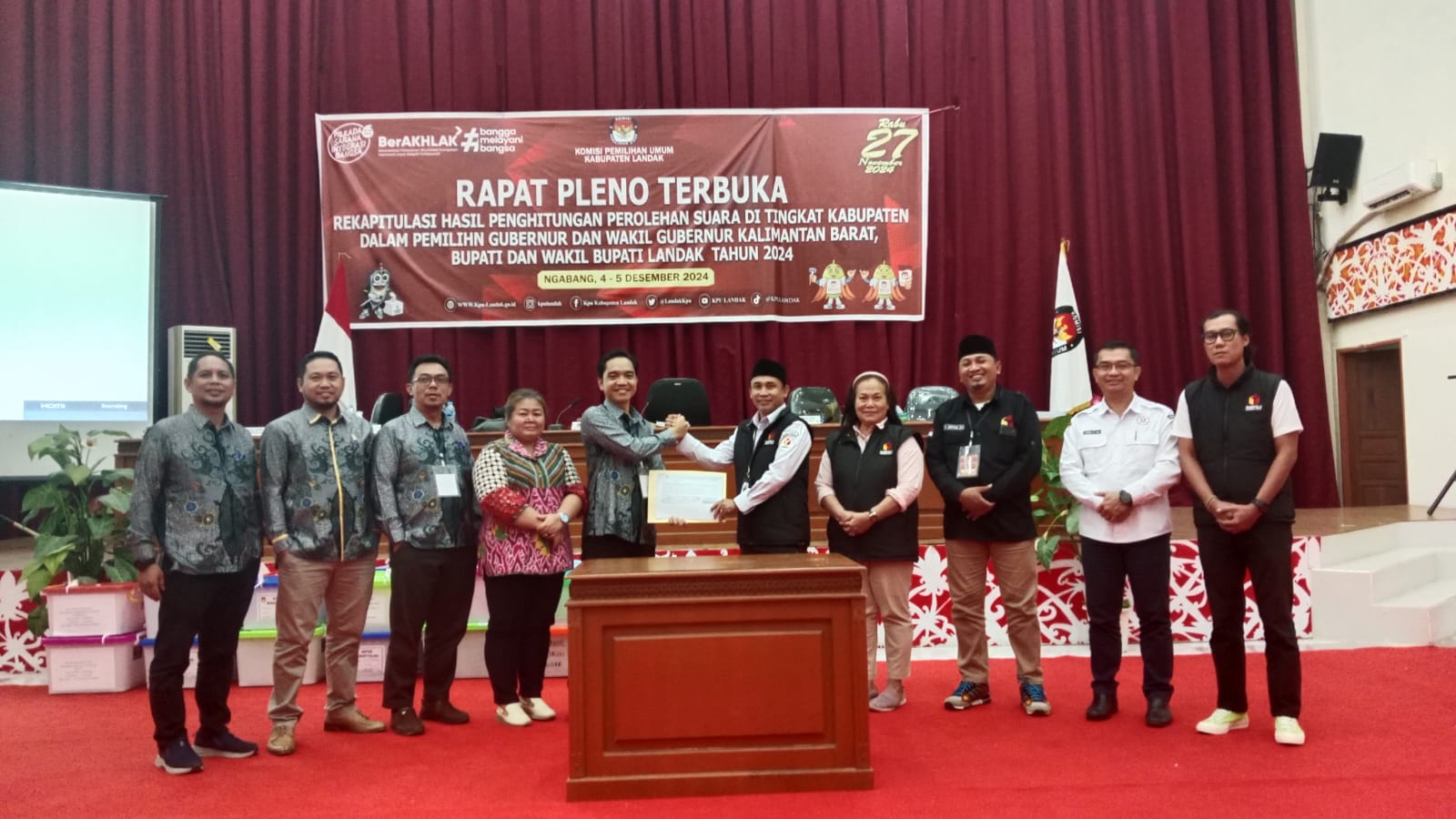 Ketua Bawaslu Landak Menerima Penyerahan BA dan Salinan D Hasil Pleno Kabupaten oleh Ketua KPU Landak