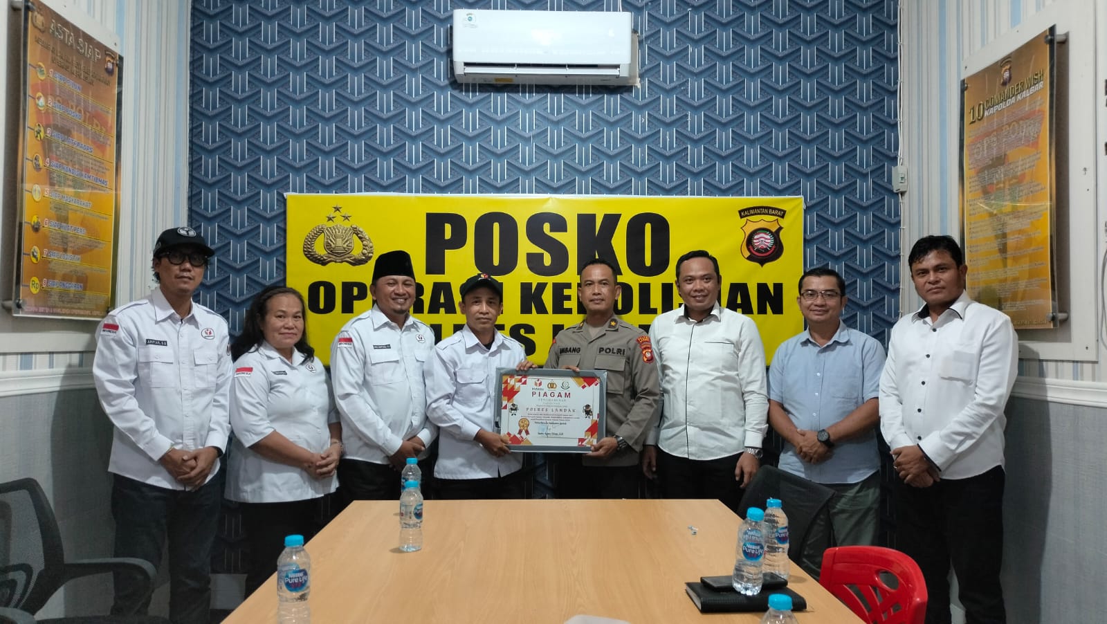 Penyerahan plakat Polres Landak