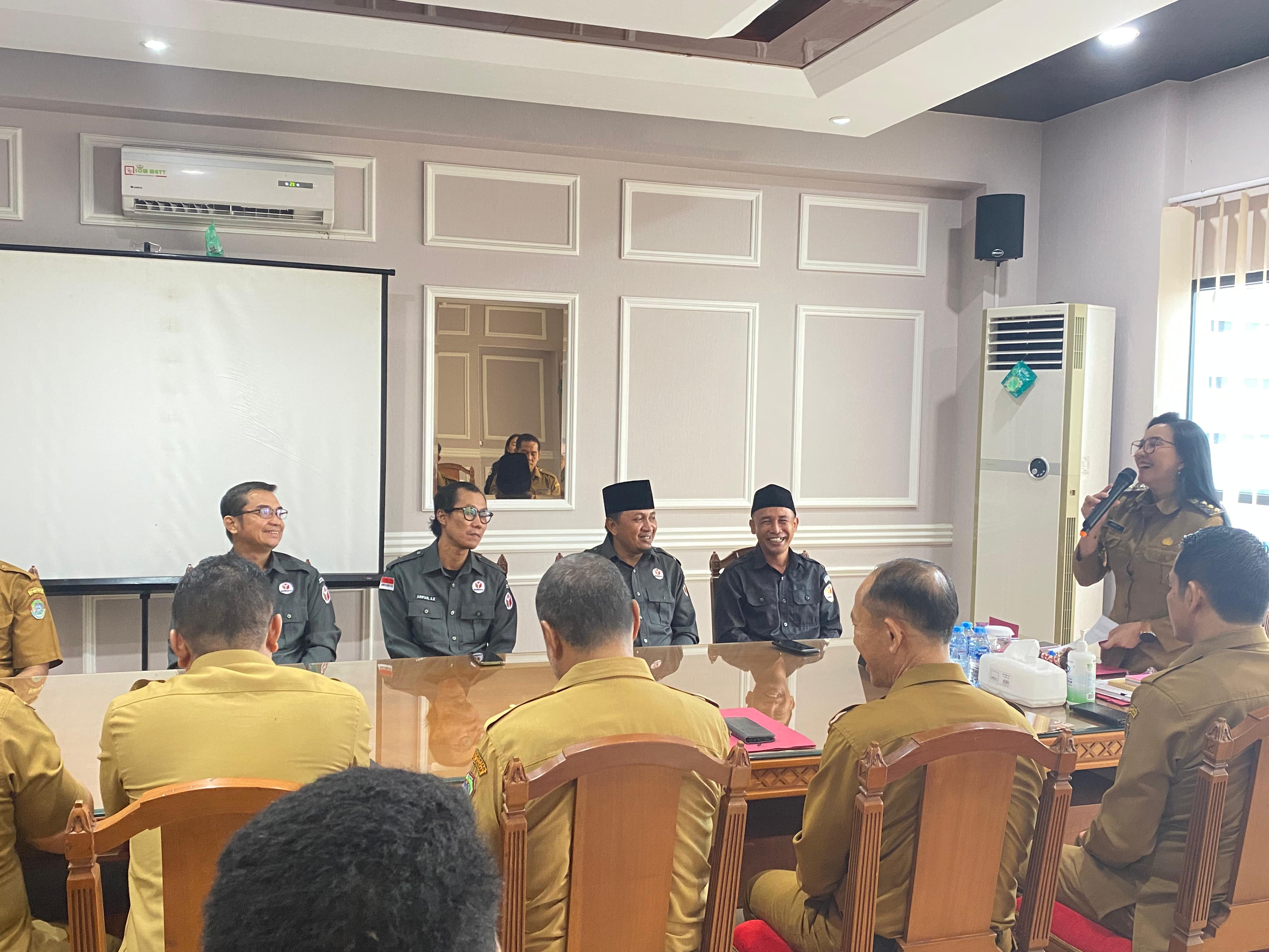 Bupati Landak memberikan sambutan dalam pengembalian dana hibah oleh Bawaslu Kabupaten Landak (06/05/2025)