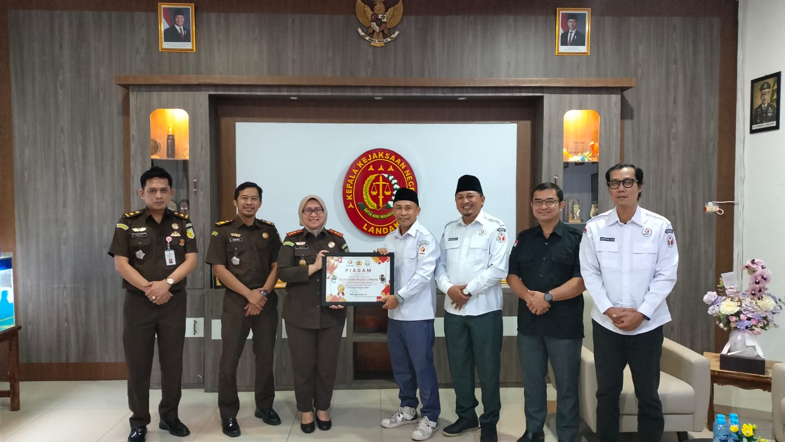 Dokumentasi penyerahan piagam kepada Kejari Landak oleh Ketua dan Anggota Bawaslu Kabupaten Landak pada Rabu pagi (07/05/2025).