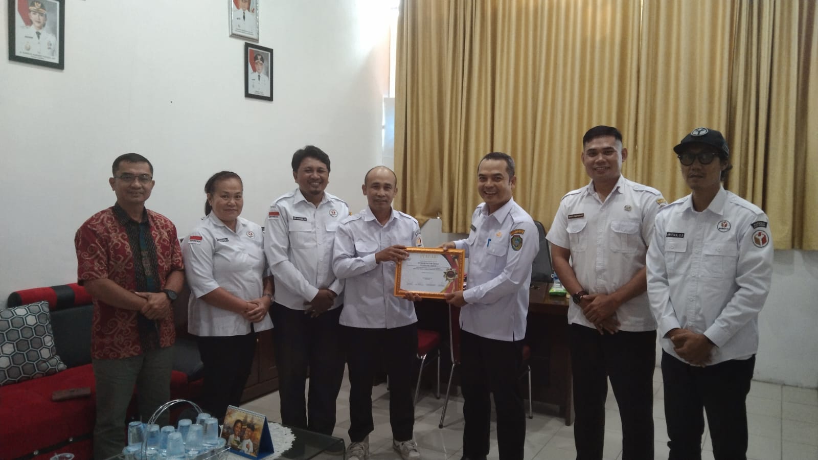 Penyerahan piagam penghargaan oleh Ketua dan Anggota Bawaslu Landak kepada DPMPD Kabupaten Landak (14/05/2025)