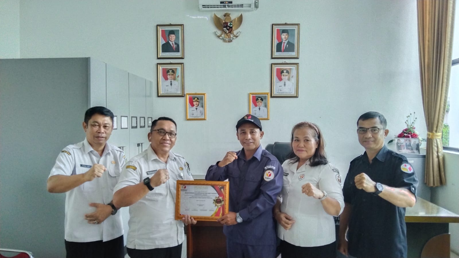 Penyerahan plakat BPKAD Landak