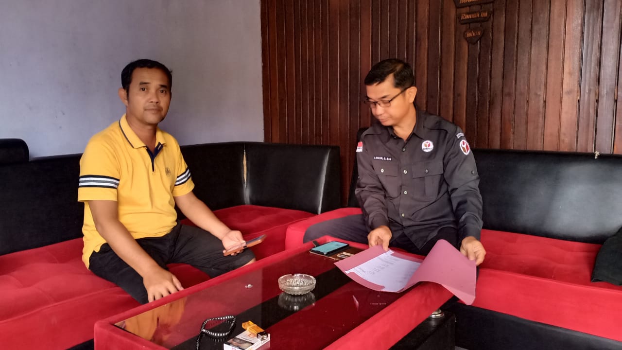 Lomon (kanan) melakukan koordinasi dengan Kepala Desa Banying, Kecamatan Sengah Temila, Erik Burarak (kiri), pada Selasa (22/10/2025).