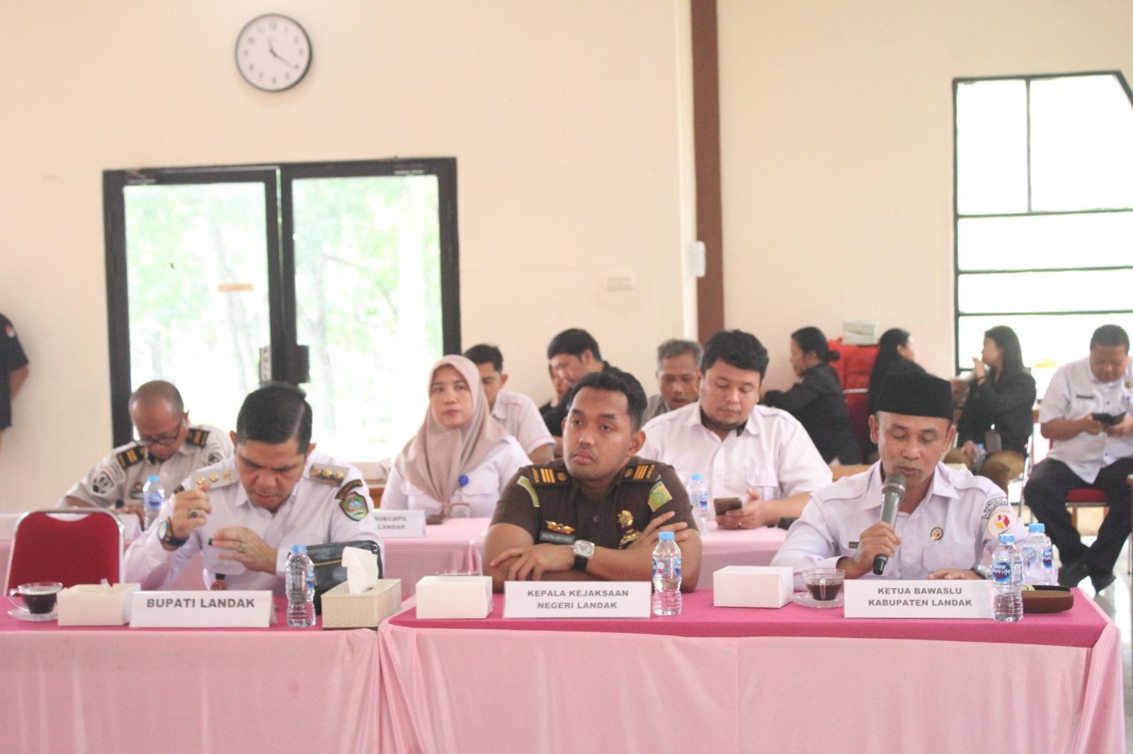 Ketua Bawaslu Kabupaten Landak, Barto Agato Dirgo (pegang mic) memberikan masukan dan tanggapan terkait data PDPB TW III yang di paparkan KPU Landak 