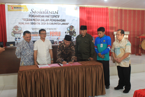 Penandatanganan MoU, Kiri (Yosef Harry Suyadi, L. Sahat Tinambunan, Barto Agato Dirgo, Moh. Murtado, Gusti Sabran, Kasianus.