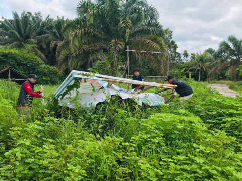 Jajaran Panwaslu Kecamatan Melakukan Penertiban APK.