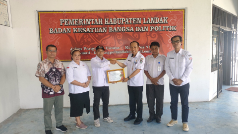 Penyerahan Piagam Penghargaan ke Kesbangpol Landak (23/04/2025)
