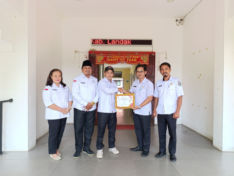 Penyerahan piagam penghargaan kepada Bappeda Landak (28/05/2025).