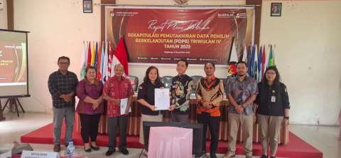 Dokumentasi penyerahan BA Hasil Penetapan Rekapitulasi PDPB TW IV 2025 oleh Ketua KPU Landak kepada Theresia