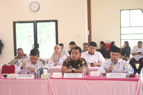 Ketua Bawaslu Kabupaten Landak, Barto Agato Dirgo (pegang mic) memberikan masukan dan tanggapan terkait data PDPB TW III yang di paparkan KPU Landak 