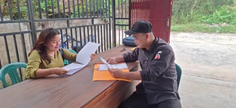 Paulinus Ipo (kanan) sedang melaksanakan uji petik data warga yang anggota keluarganya baru menjadi Anggota TNI 