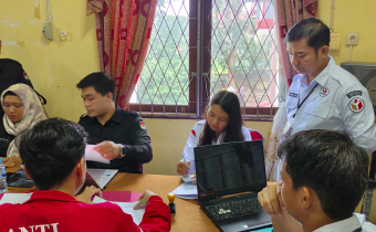 Baju putih, Lomon sedang melakukan pengawasan melekat keabsahan dokumen administrasi persyaratan Bakal Pasangan Calon