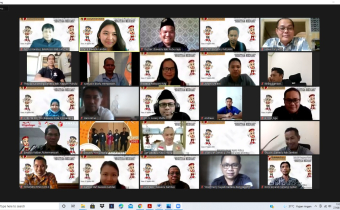 Mengikuti Webinar Segitiga Mediasi