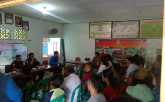 Bawaslu Landak Gandeng Mahasiswa IKIP PGRI PONTIANAK Sosialisasi Pengawasan Partisipatif di Desa Ngarak Mandor