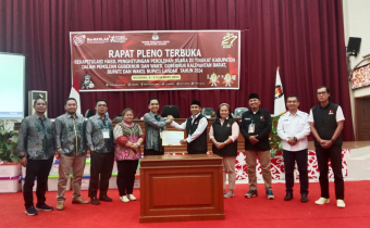 Ketua Bawaslu Landak Menerima Penyerahan BA dan Salinan D Hasil Pleno Kabupaten oleh Ketua KPU Landak