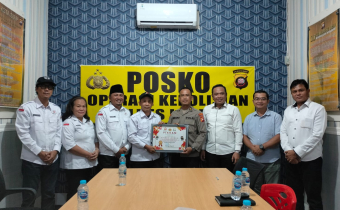 Penyerahan plakat Polres Landak