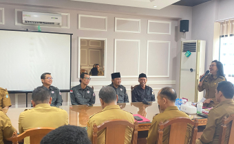 Bupati Landak memberikan sambutan dalam pengembalian dana hibah oleh Bawaslu Kabupaten Landak (06/05/2025)