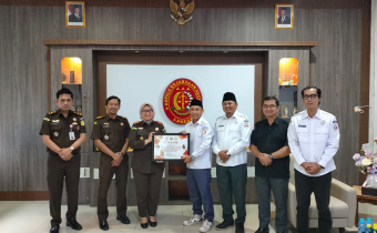 Dokumentasi penyerahan piagam kepada Kejari Landak oleh Ketua dan Anggota Bawaslu Kabupaten Landak pada Rabu pagi (07/05/2025).