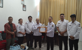 Penyerahan piagam penghargaan oleh Ketua dan Anggota Bawaslu Landak kepada DPMPD Kabupaten Landak (14/05/2025)