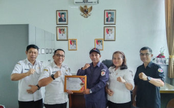 Penyerahan plakat BPKAD Landak