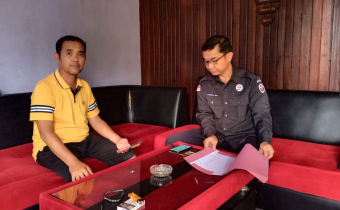 Lomon (kanan) melakukan koordinasi dengan Kepala Desa Banying, Kecamatan Sengah Temila, Erik Burarak (kiri), pada Selasa (22/10/2025).