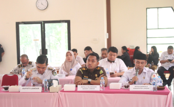 Ketua Bawaslu Kabupaten Landak, Barto Agato Dirgo (pegang mic) memberikan masukan dan tanggapan terkait data PDPB TW III yang di paparkan KPU Landak 